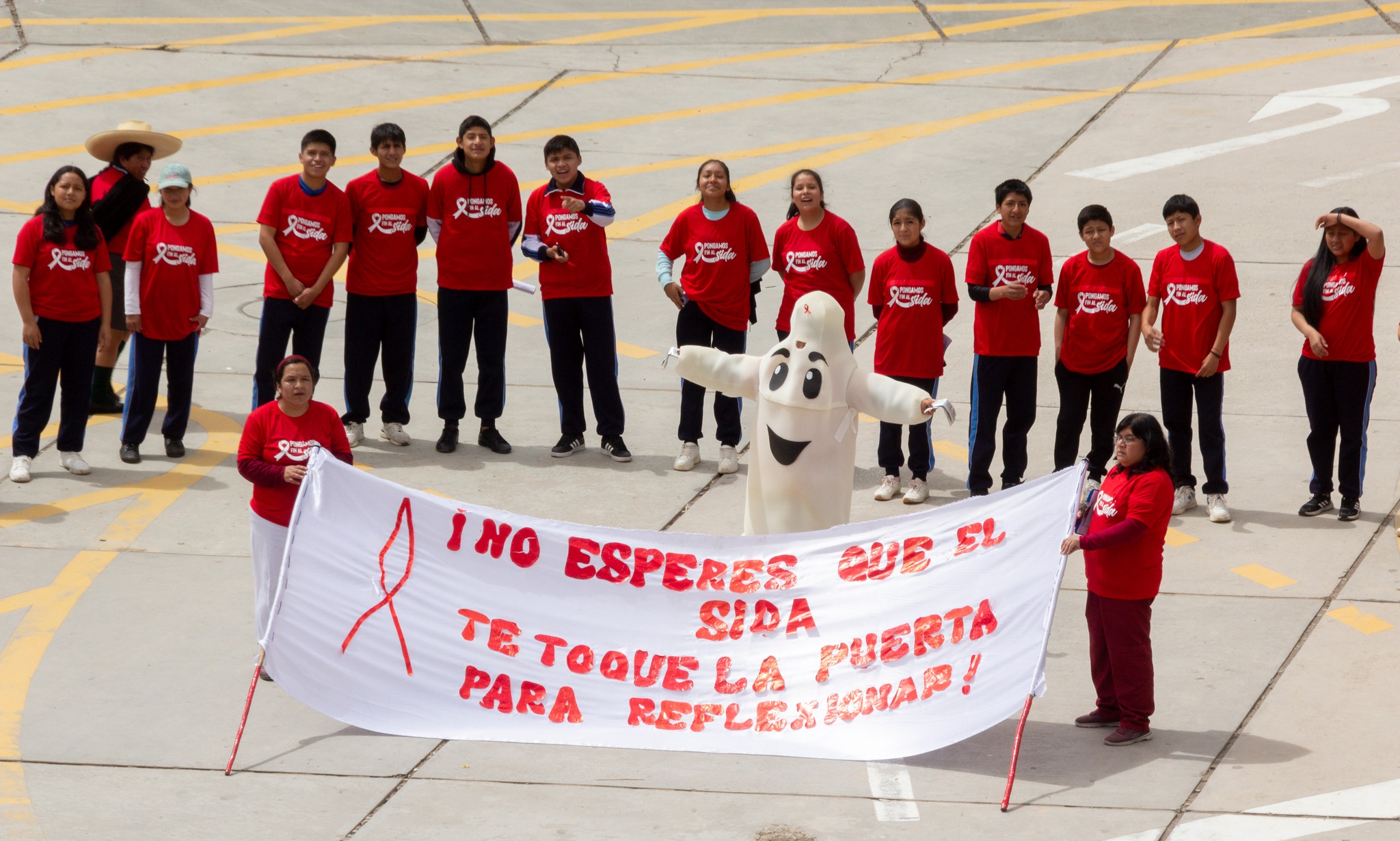 Fotografía del pasacalles por Huamachuco en el Día Mundial de la Lucha contra el Sida