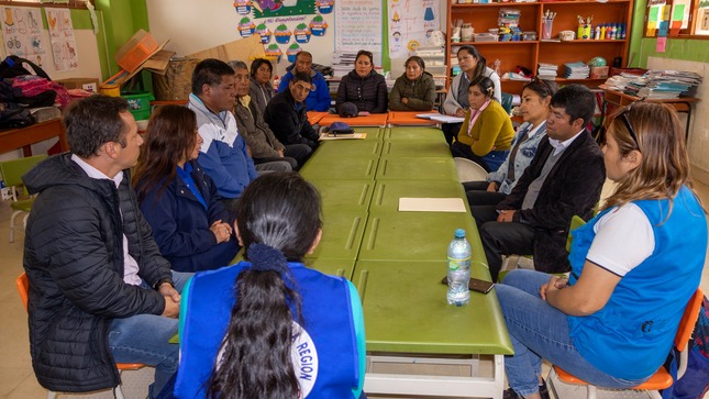 Fotografía de la reunión entre el director de la Red de Salud Sánchez Carrión y docentes y autoridades