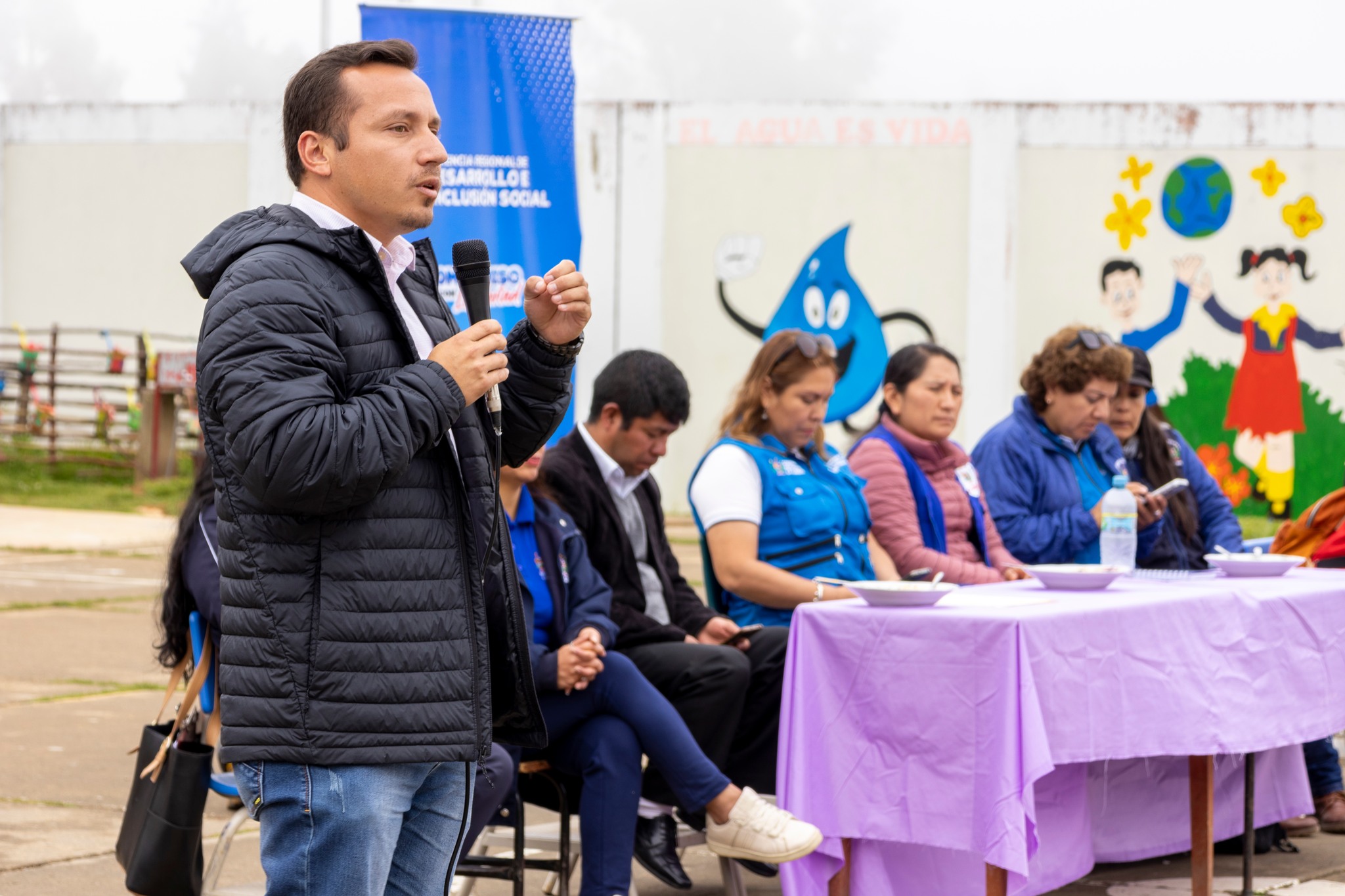Fotografía de la reunión entre el director de la Red de Salud Sánchez Carrión y docentes y autoridades