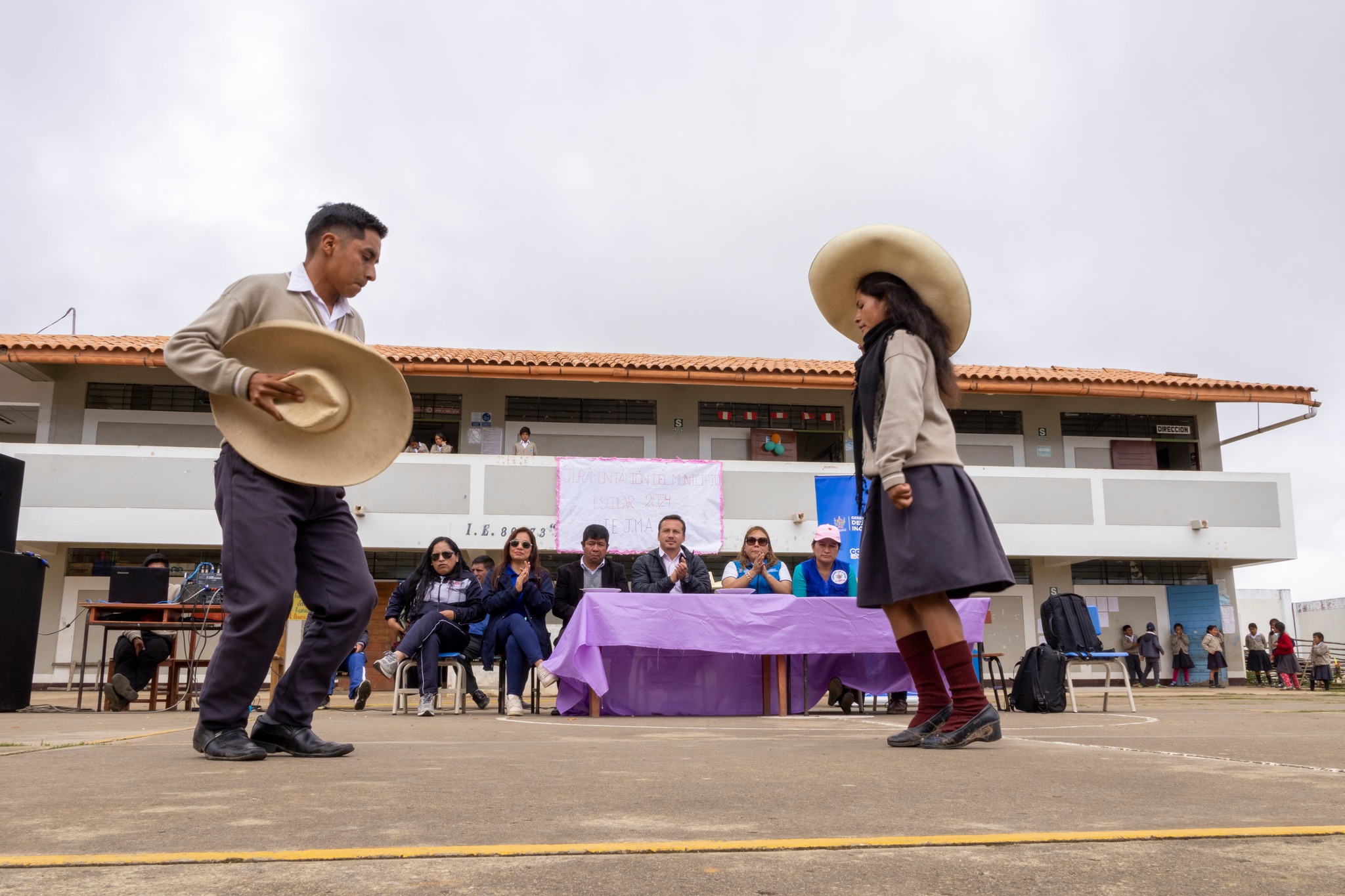 Fotografía de la reunión entre el director de la Red de Salud Sánchez Carrión y docentes y autoridades