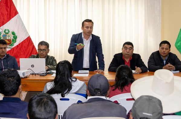Fotografía de la reunión entre director de la Red de Salud Sánchez Carrión y la Municipalidad de Marcabal.