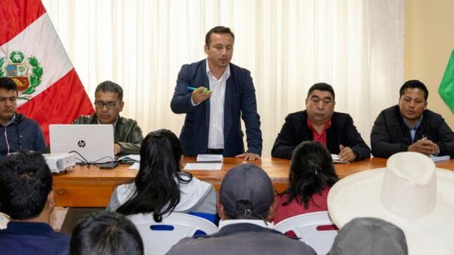 Fotografía de la reunión entre director de la Red de Salud Sánchez Carrión y la Municipalidad de Marcabal.