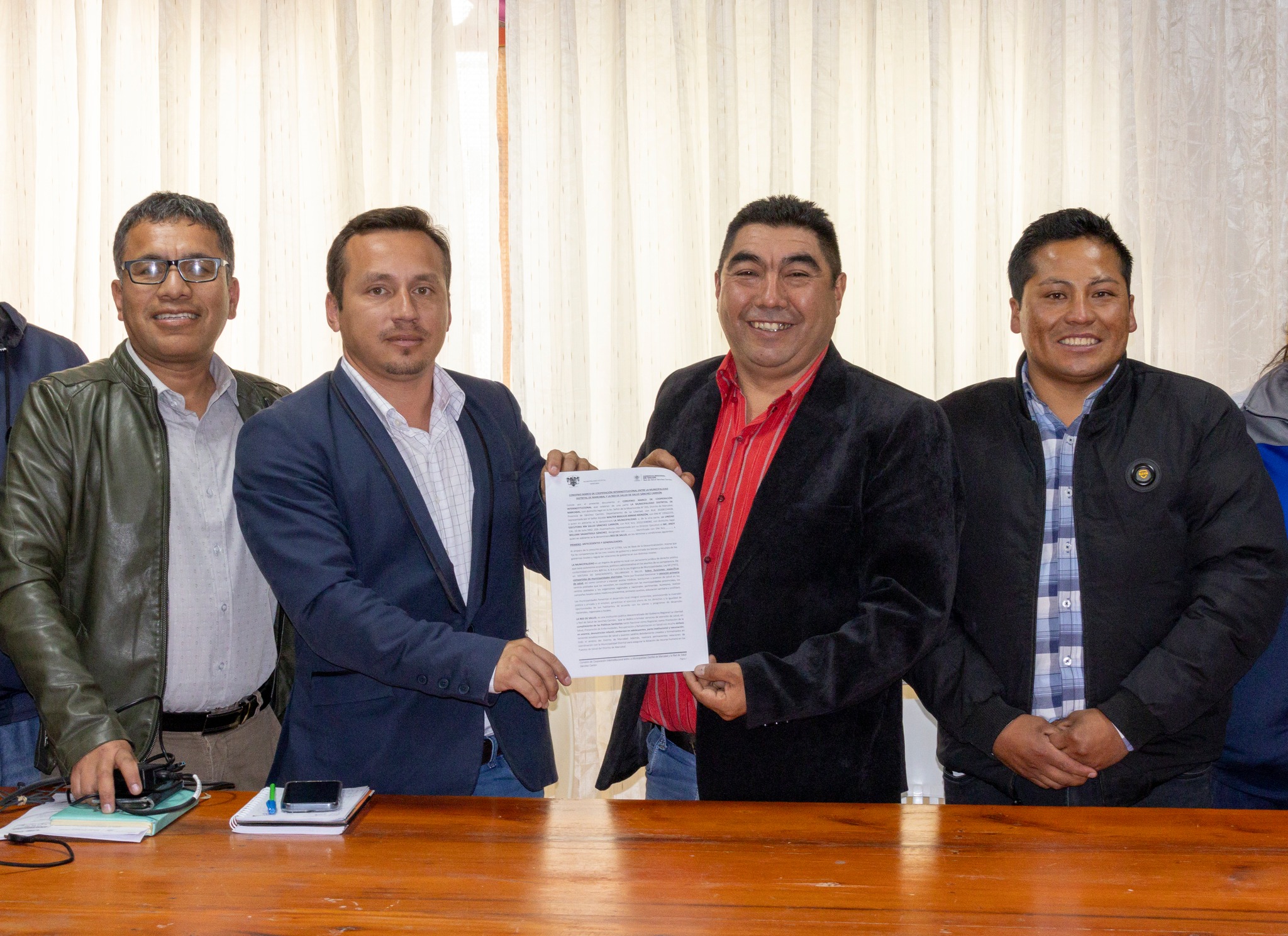 Fotografía de la reunión entre director de la Red de Salud Sánchez Carrión y la Municipalidad de Marcabal.