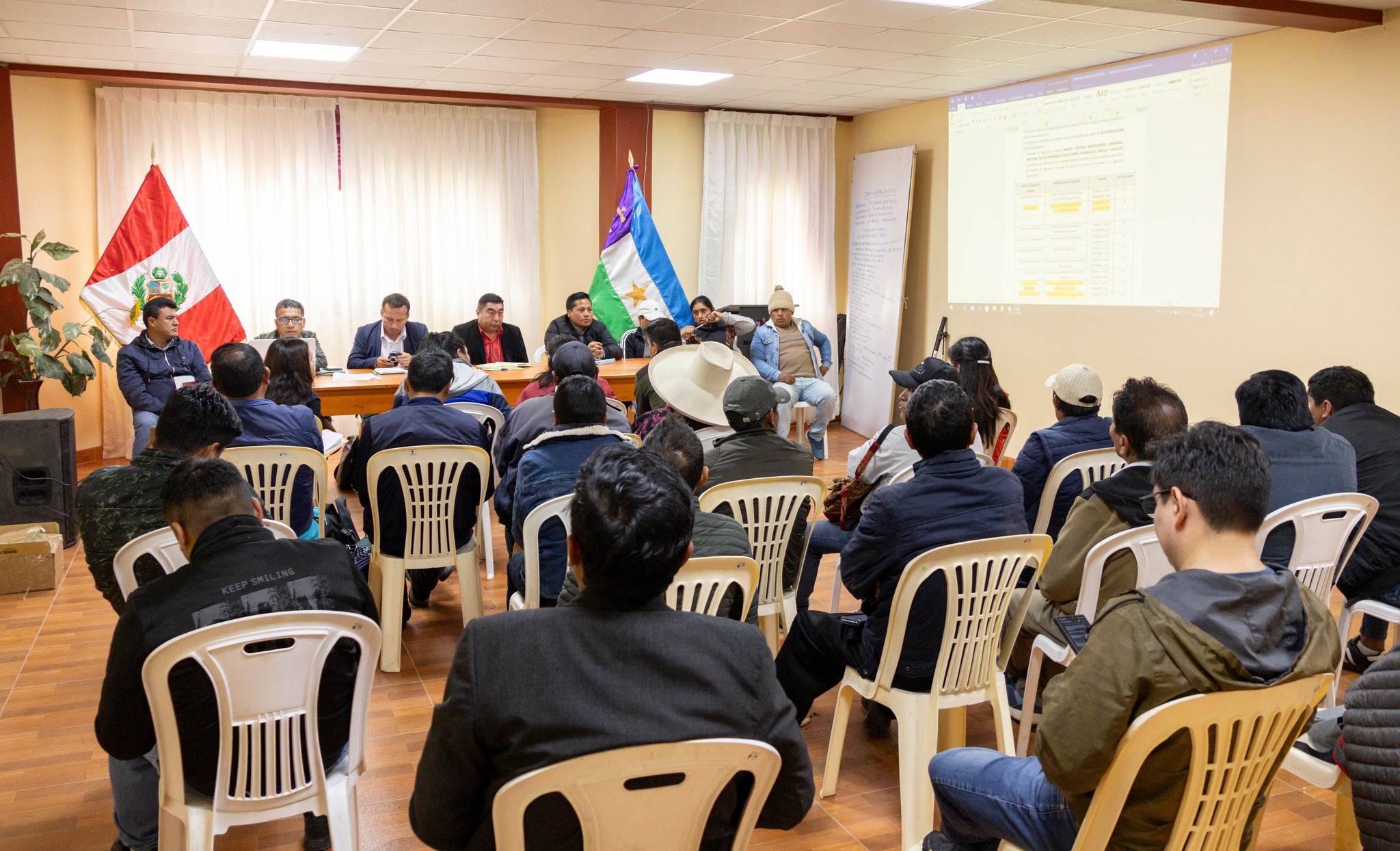 Fotografía de la reunión entre director de la Red de Salud Sánchez Carrión y la Municipalidad de Marcabal.