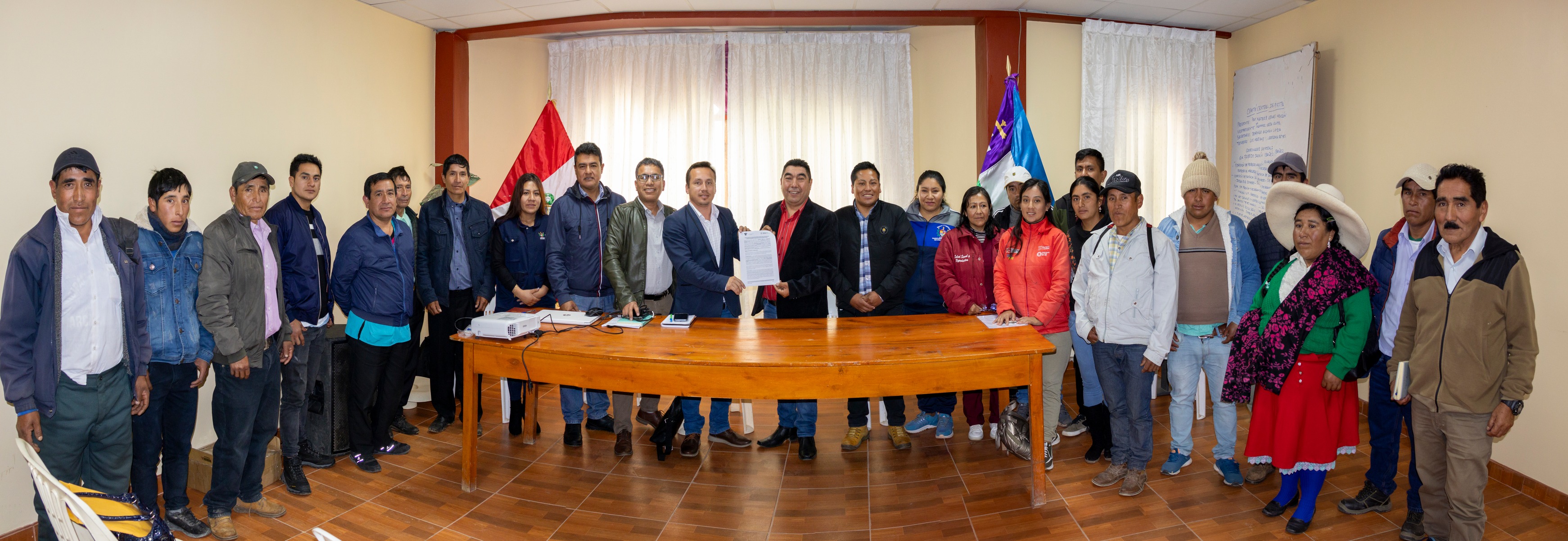 Fotografía de la reunión entre director de la Red de Salud Sánchez Carrión y la Municipalidad de Marcabal.