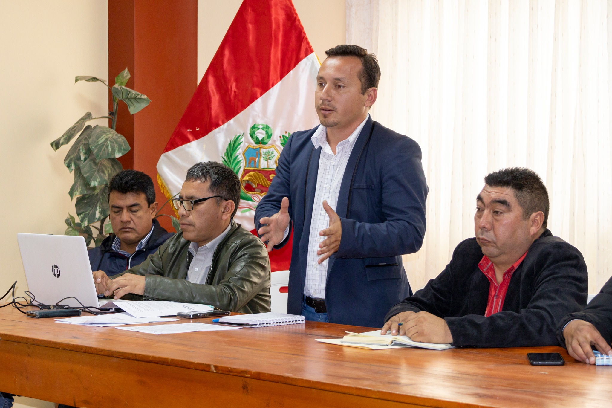 Fotografía de la reunión entre director de la Red de Salud Sánchez Carrión y la Municipalidad de Marcabal.