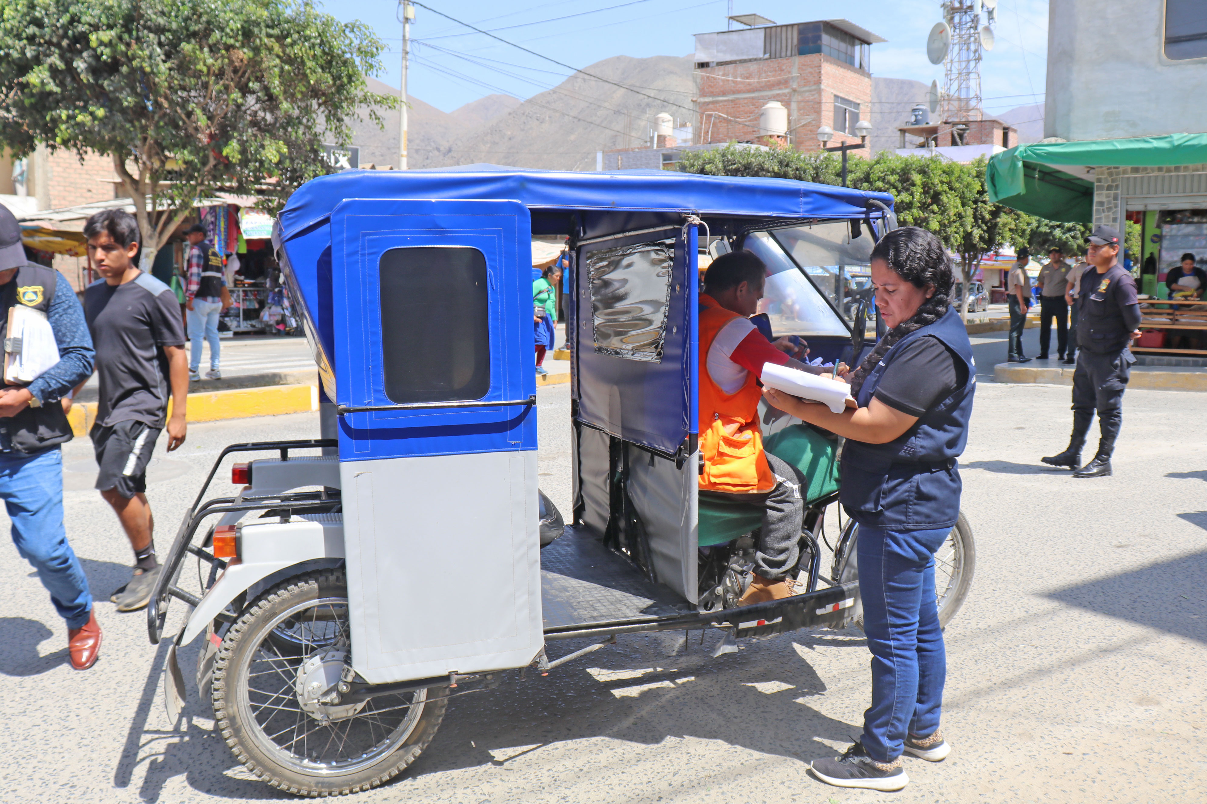 Inspección de licencia de conducir en el cercado de San Jacinto