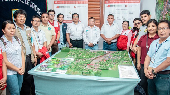 Gerente GSRC participa en ceremonia de entrega de ortofoto y maqueta 3D de SMN a Alcalde Provincial.