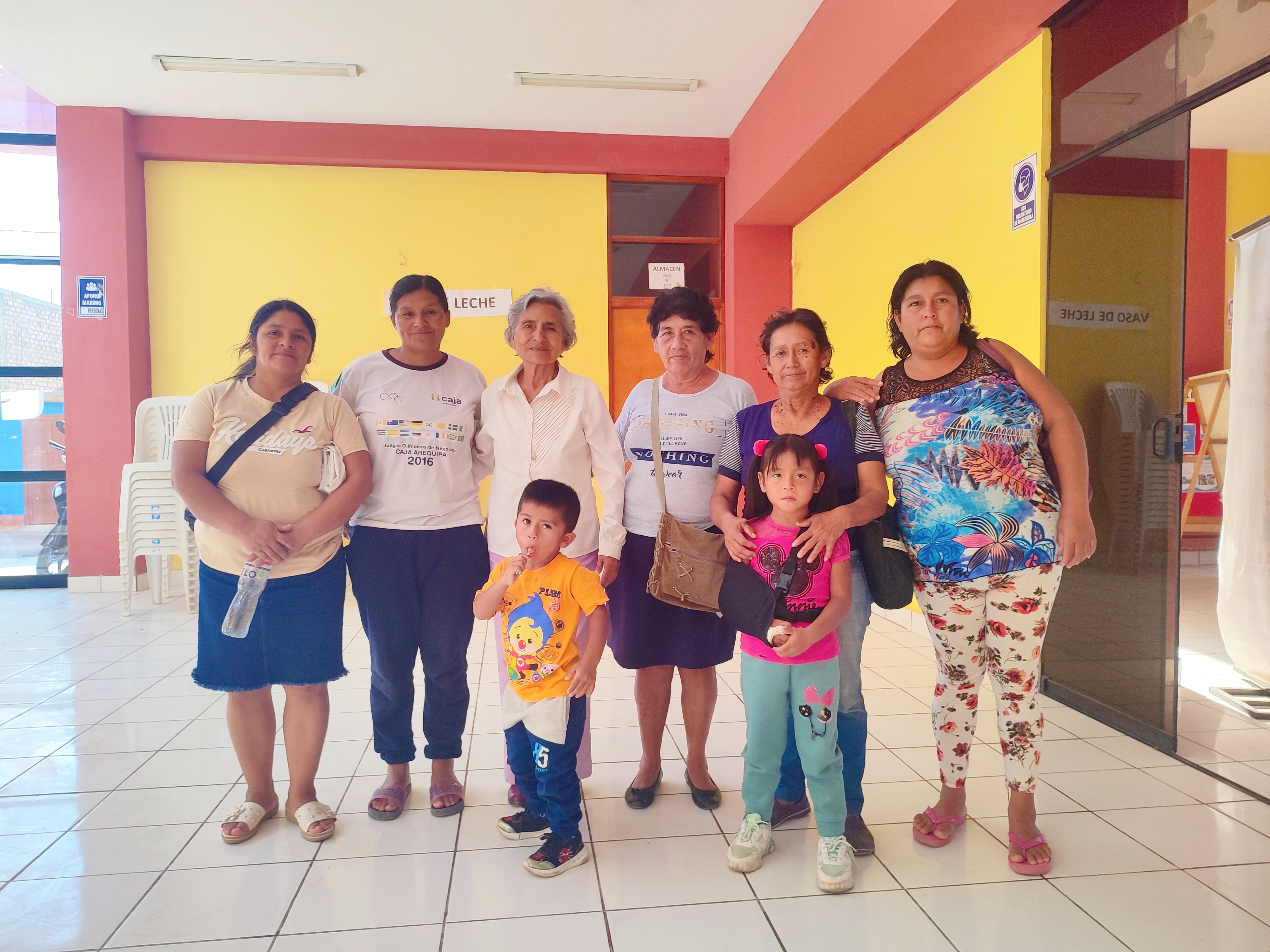 Fotografía de la Subgerente de Desarrollo Económico y Social junto a las integrantes de los comités del PVL