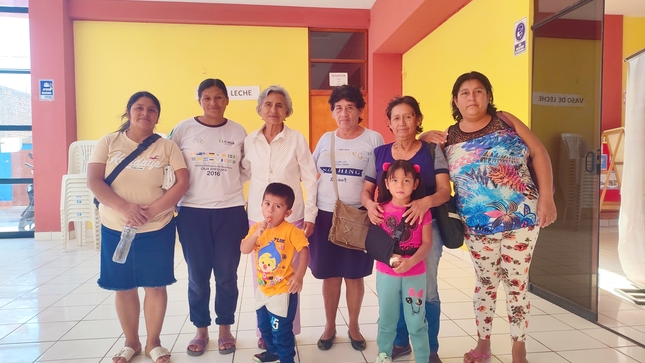 Fotografía de la Subgerente de Desarrollo Económico y Social junto a las integrantes de los comités del PVL
