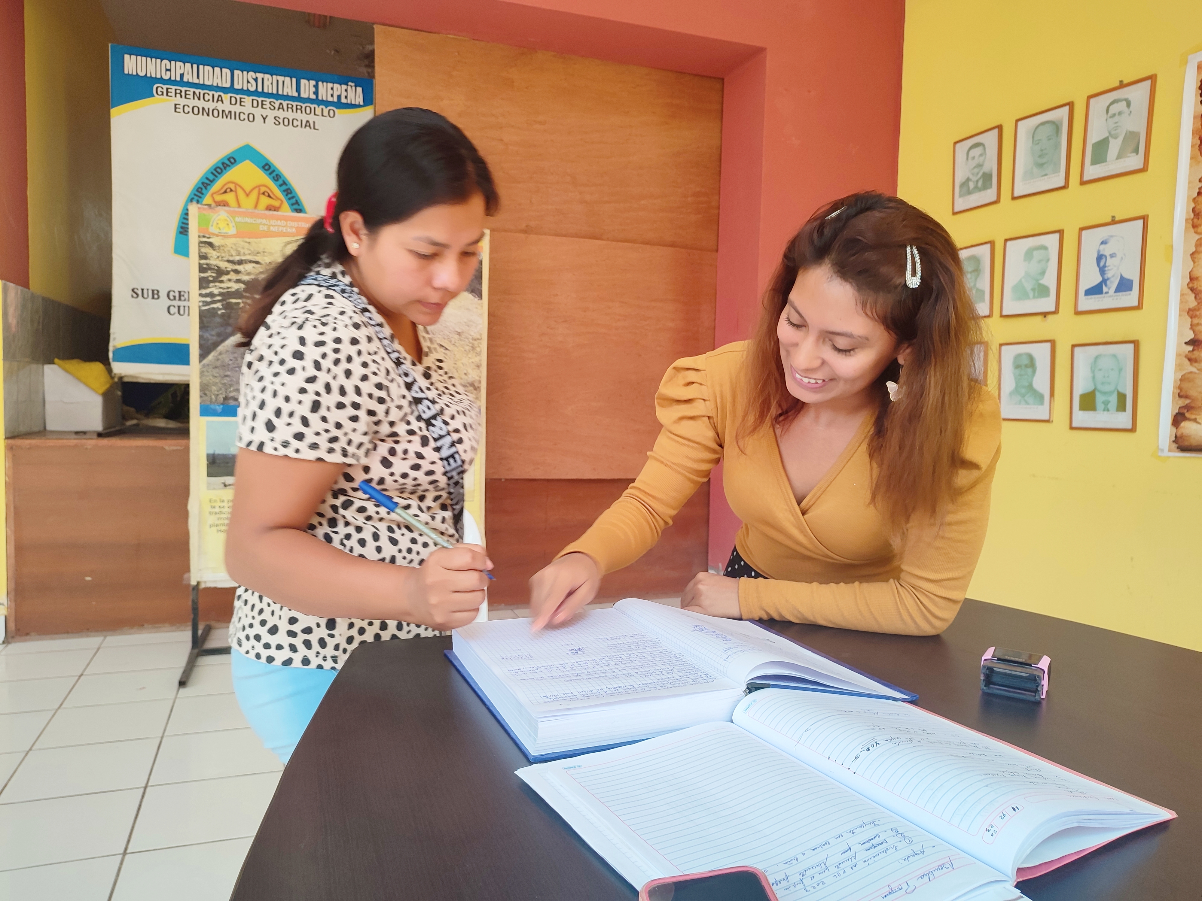 Beneficiaria firmando el padrón de acta de evaluación