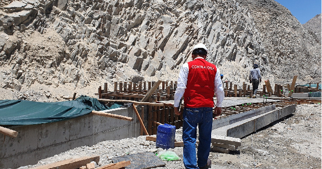La Contraloría General advirtió la falta de disponibilidad de terrenos y autorizaciones en la ejecución de la tercera etapa de la obra de afianzamiento hídrico de la cuenca del río Grande-Santa Cruz, infraestructura de regulación de la “Presa Los Loros”, en la provincia de Palpa con un valor referencial de S/ 399 548 054, situación que podría generar paralizaciones y ampliaciones de plazo que ocasionarían mayores costos en el proyecto.