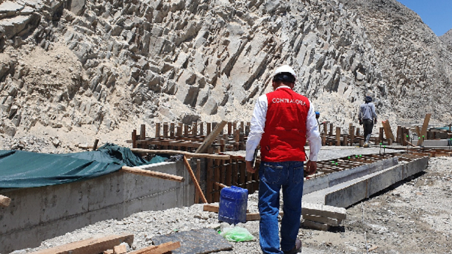  La Contraloría General advirtió la falta de disponibilidad de terrenos y autorizaciones en la ejecución de la tercera etapa de la obra de afianzamiento hídrico de la cuenca del río Grande-Santa Cruz, infraestructura de regulación de la “Presa Los Loros”, en la provincia de Palpa con un valor referencial de S/ 399 548 054, situación que podría generar paralizaciones y ampliaciones de plazo que ocasionarían mayores costos en el proyecto. 