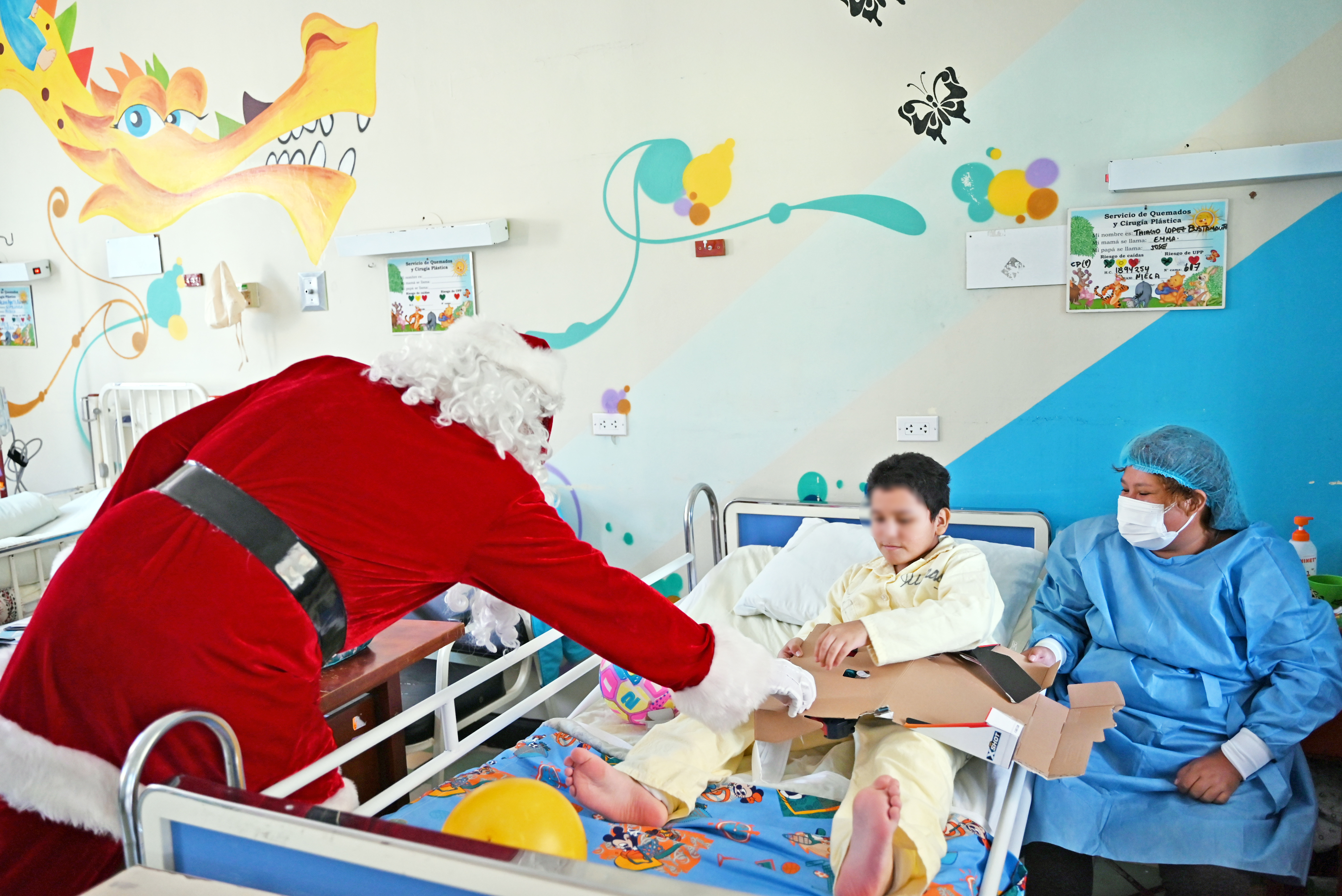 Seguridad del Estado de la PNP adelanta navidad a pequeños pacientes del servicio de quemados del INSN