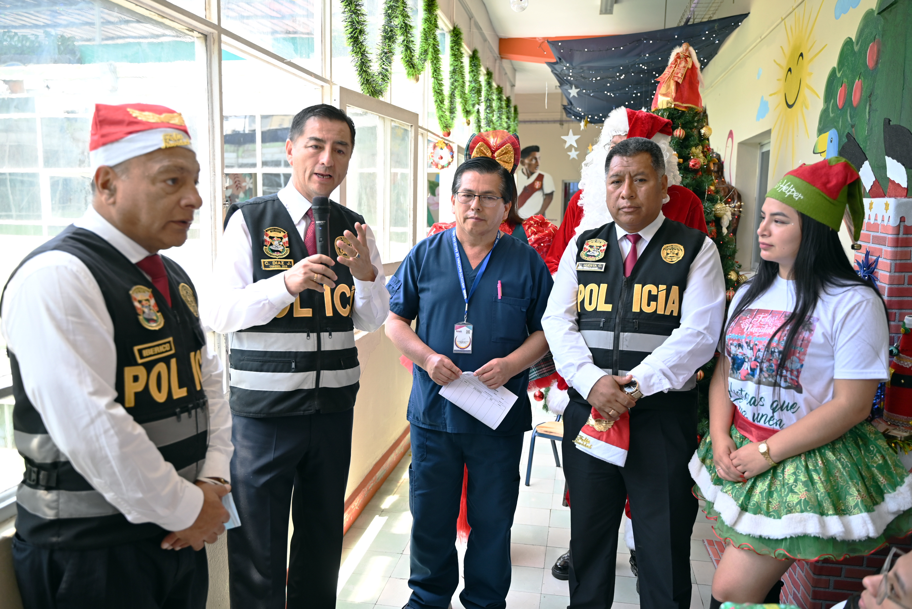 Seguridad del Estado de la PNP adelanta navidad a pequeños pacientes del servicio de quemados del INSN