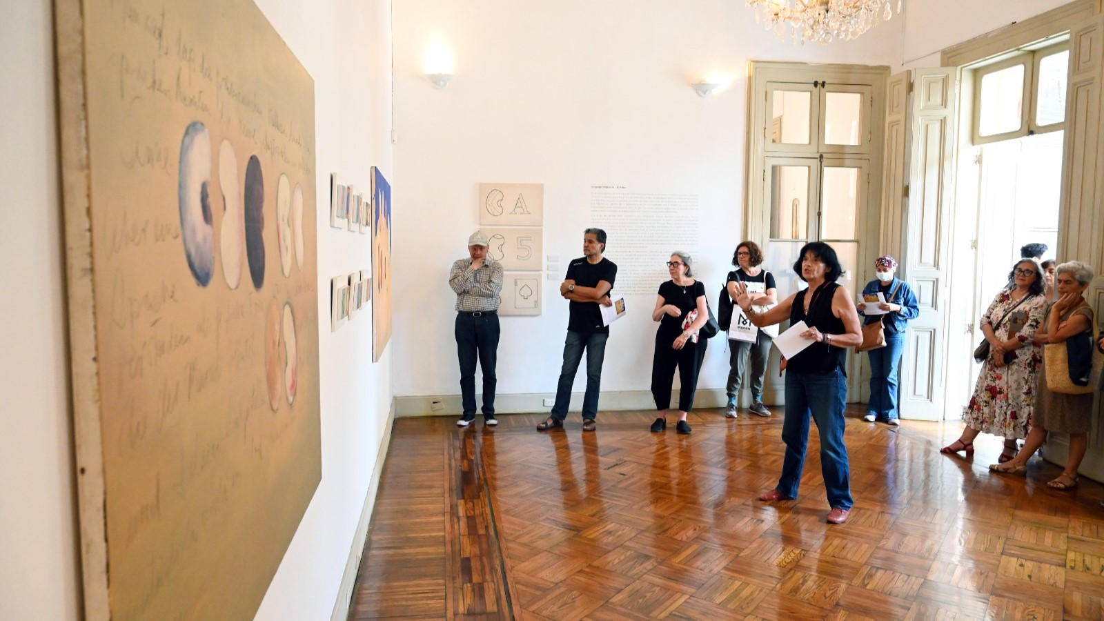Artista Mónica Luza ofrece visita guiada de la muestra “Lenguaje originario-El pallar” en el Centro Cultural Inca Garcilaso