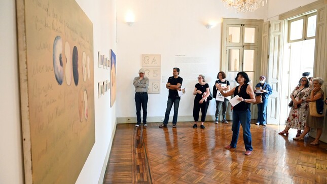 Artista Mónica Luza ofrece visita guiada de la muestra “Lenguaje originario-El pallar” en el Centro Cultural Inca Garcilaso