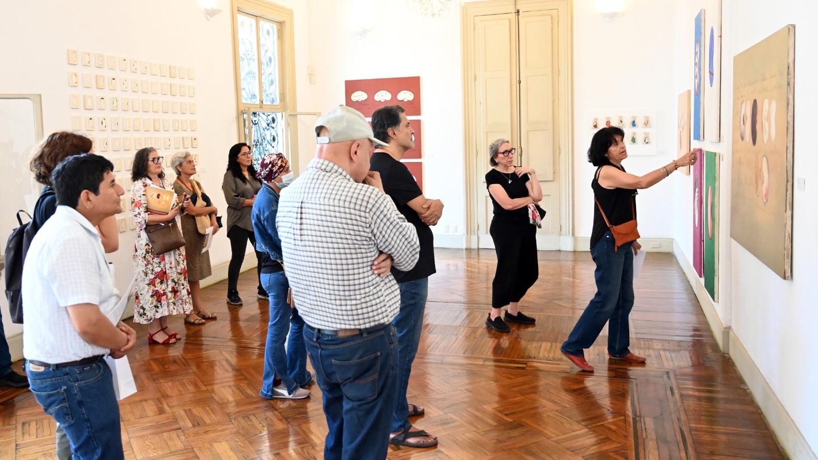 Artista Mónica Luza ofrece visita guiada de la muestra “Lenguaje originario-El pallar” en el Centro Cultural Inca Garcilaso