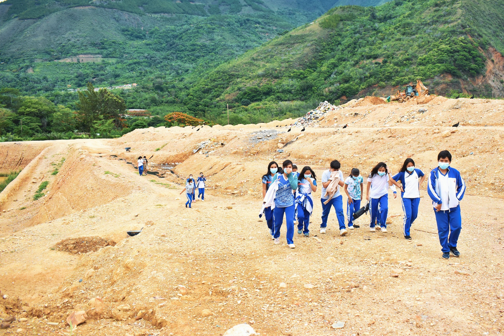 Visita guiada a los promotores ambientales escolares al relleno sanitario de Tiobamba