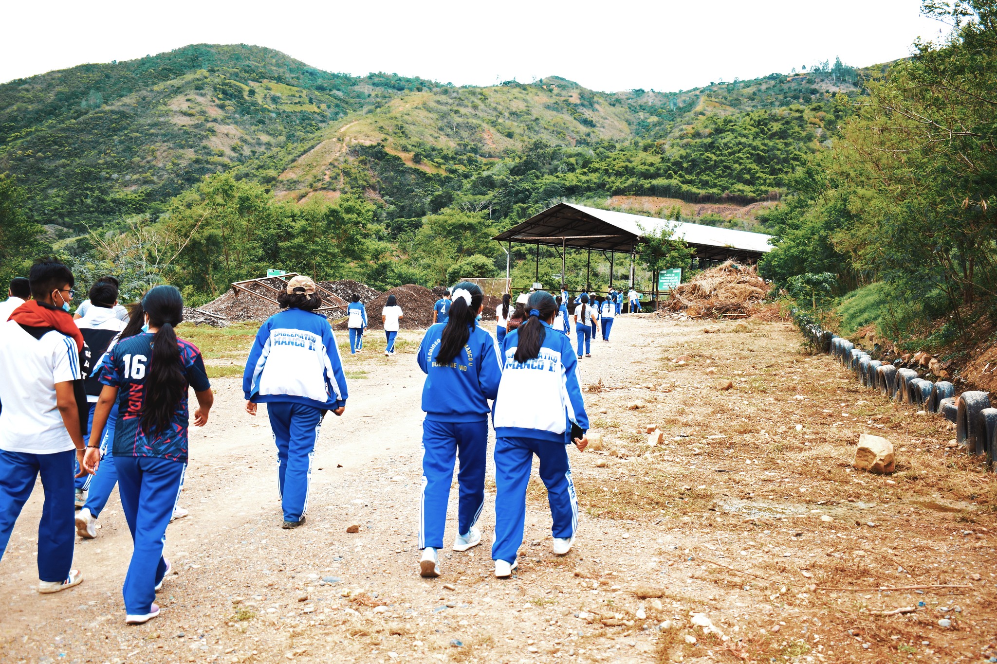 Visita guiada a los promotores ambientales escolares al relleno sanitario de Tiobamba