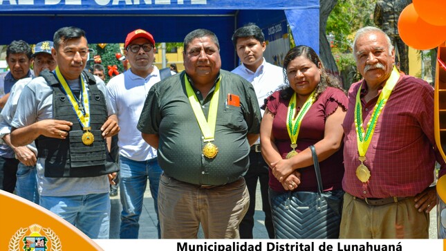 Alcalde del distrito de Lunahuaná Sr. Luis Alberto Conislla Jara, en compañía de sus regidores Srta. Vicky Rubi Vicente de la Cruz, Ing. Manuel del Carpio Sanz, Gerente Municipal Ing. Isaias Nestor Ravichagua Bejarano participaron en la bendición del Buss en la Plaza de Armas de la Provincia de Cañete. 
Por tanto, Conislla Jara dio el honor a su homólogo provincial Sr. José Tomas Alcántara Malásquez de ser el padrino del Buss, que estará a disposición del turismo y la educación, igualmente de forma simbólica se presentó el camión cisterna, que se encuentra en la actualidad brindando el apoyo a los anexos que necesitan el líquido elemento. 
Finalmente, el burgomaestre distrital anuncio la pronta adquisición del tractor para los agricultores. 

#EnGestionChavelonEsLaSolucion