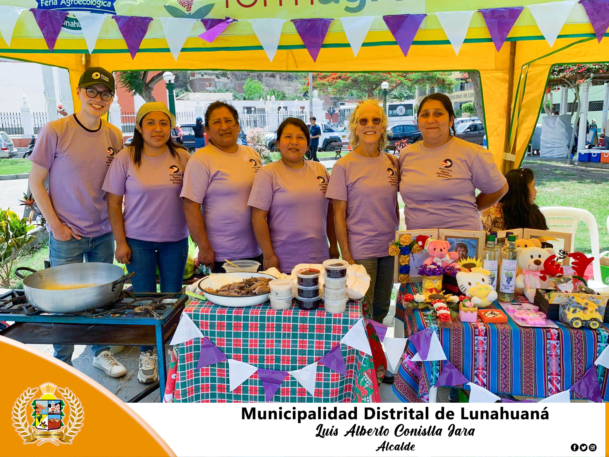 La Municipalidad Distrital de Lunahuaná, y el Cuerpo de Paz realizaron el sábado 09 de diciembre la primera “Feria de Mujeres Emprendedoras”, donde se contó con la venta producto de la zona, dulce y artesanía.
El representante del Cuerpo de Paz dio a conocer que se continuara con las capacitaciones que viene hoy en la actualidad ayudando a emprender a diversas ciudadanas de la jurisdicción.
#EnGestionChavelonEsLaSolucion