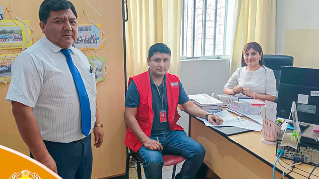 En horas de la mañana del día 11 de diciembre del presente año, el Lic. Cristian Martinez funcionario del Ministerio de la Mujer y Poblaciones vulnerables visito las instalaciones de la Demuna Municipal, a fin de realizar una supervisión la labor que viene cumpliendo la responsable Abg. Elsi Gaby Sánchez Sánchez. 
Dicha diligencia se contó con la presencia del Abg. Luis Alberto Gutierrez Luyo Jefe de Oficina de Programas Sociales. 

#EnGestionChavelonEsLaSolucion