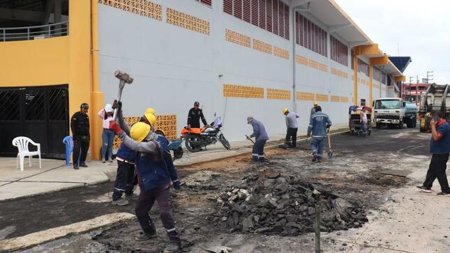 Maynas realiza pavimentación y descolmatación de las pistas en los alrededores del nuevo Mercado Modelo