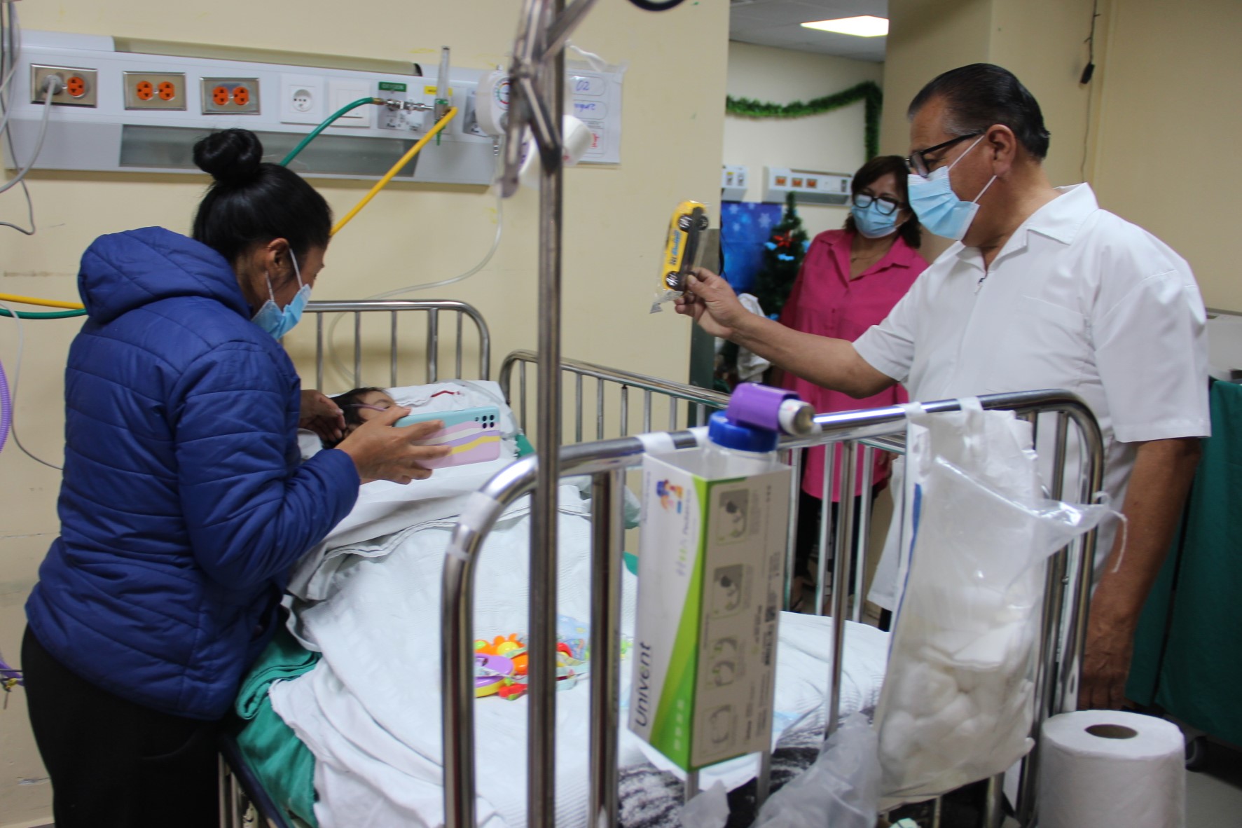 Niños hospitalizados recibieron presentes.