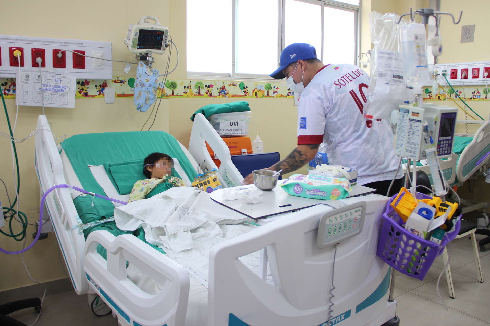 Niños hospitalizados recibieron presentes.