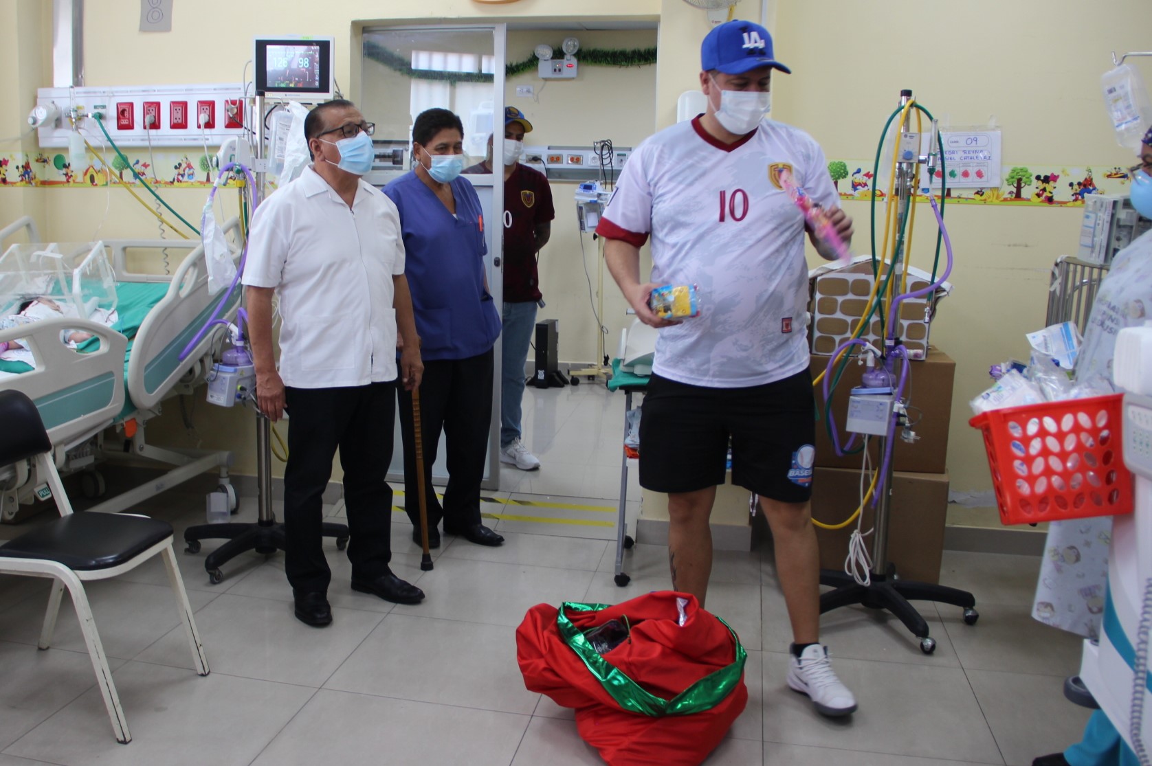 Niños hospitalizados recibieron presentes.