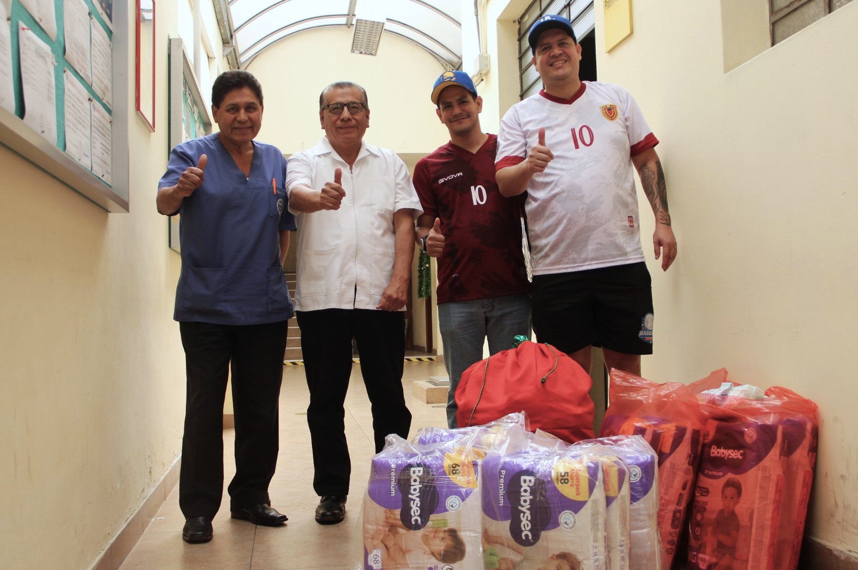 Niños hospitalizados recibieron presentes.