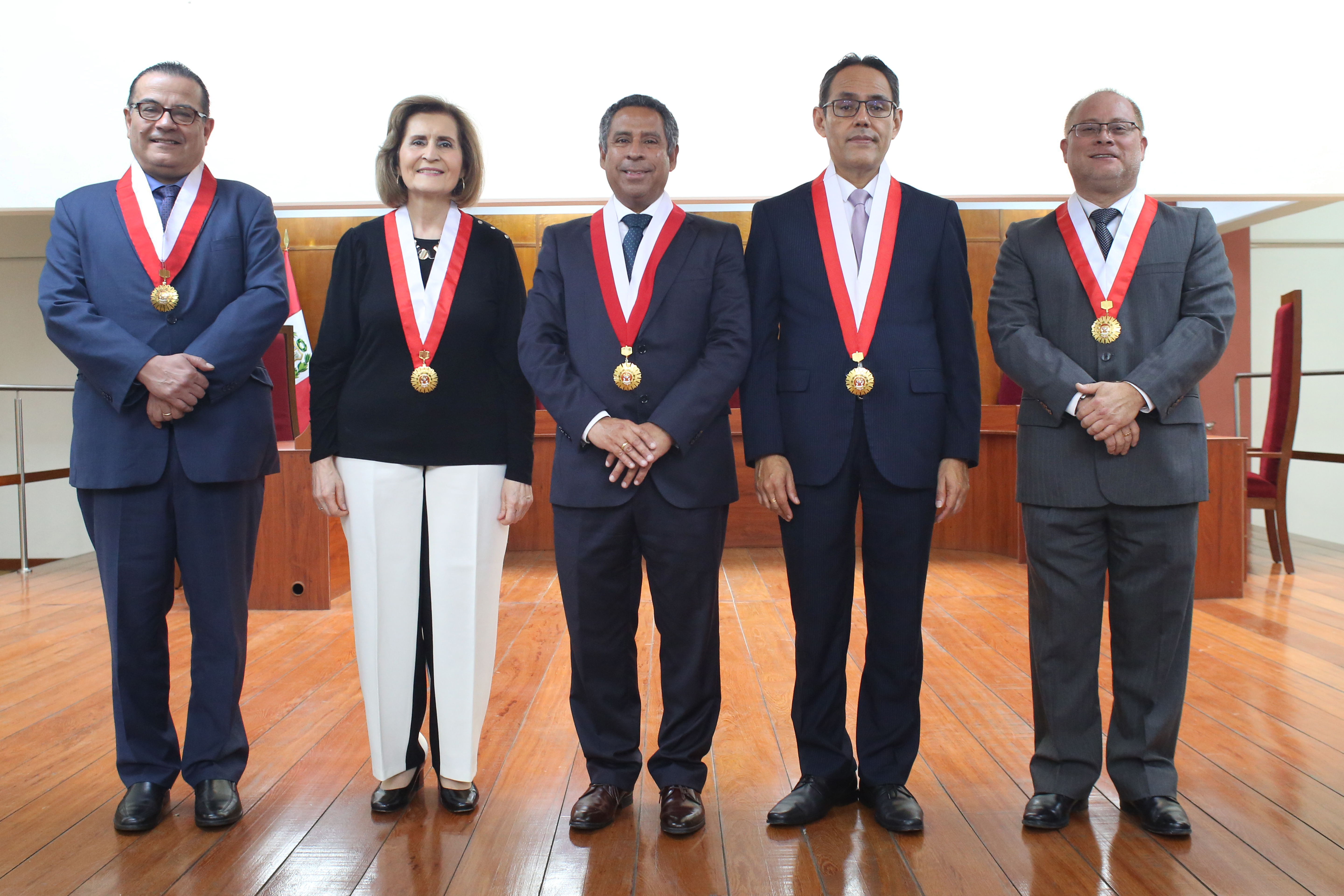 Con la elección del magistrado Hernández Chávez se completó el número de siete miembros que integran el Tribunal Constitucional y se suma a los magistrados Francisco Morales Saravia (presidente), Luz Pacheco Zerga (vicepresidenta), Gustavo Gutiérrez Ticse, Helder Domínguez Haro, Manuel Monteagudo Valdez y César Ochoa Cardich.