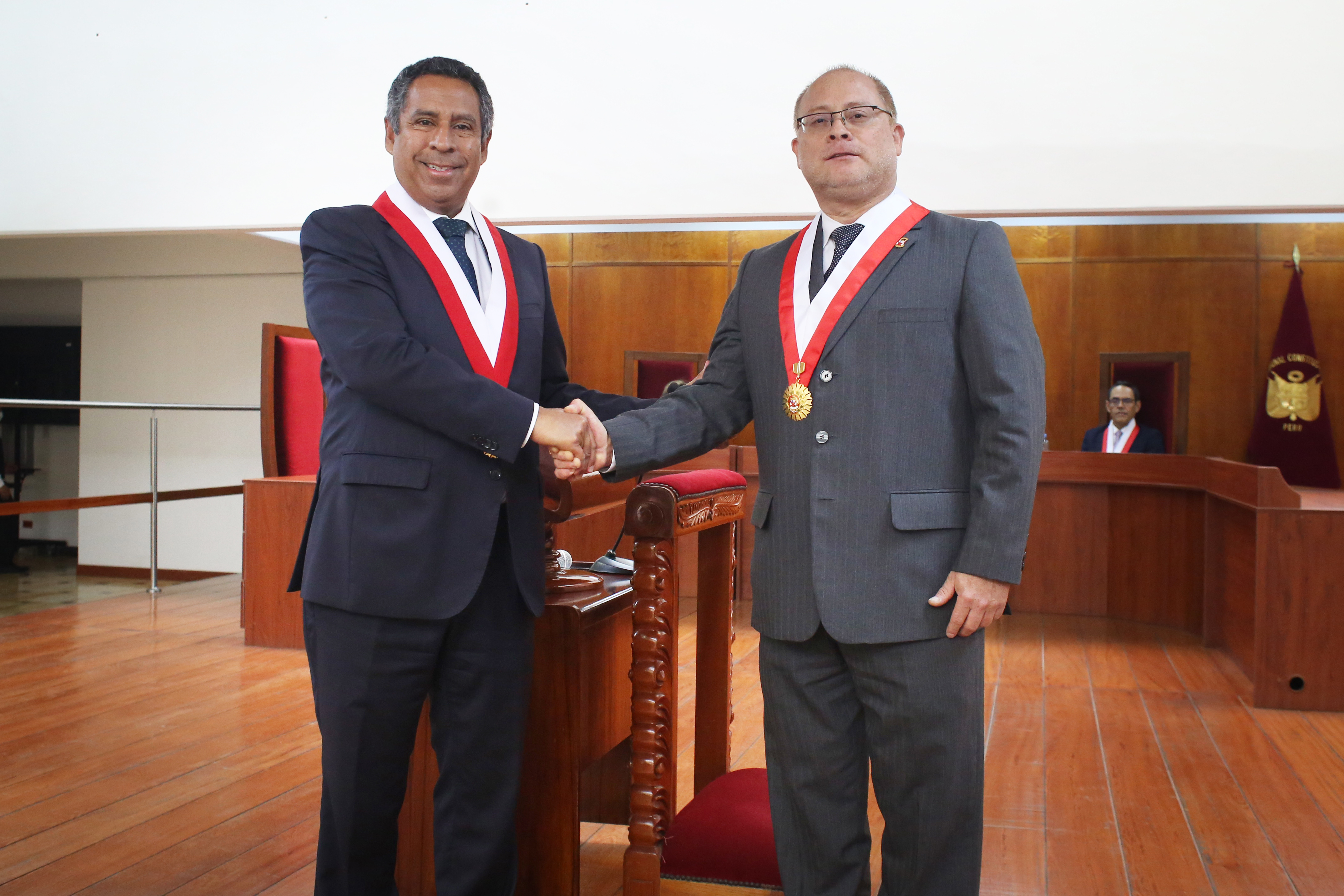 El presidente del Tribunal Constitucional, Francisco Morales saluda al nuevo magistrado del Tc, Pedro Hernández.