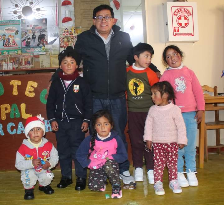 Archivo JPG el alcalde con los niños