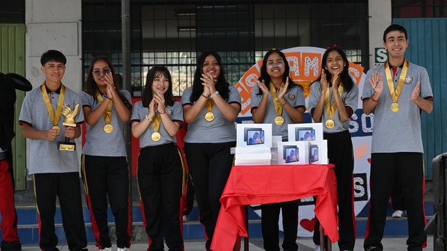 Foto de estudiantes ganadores