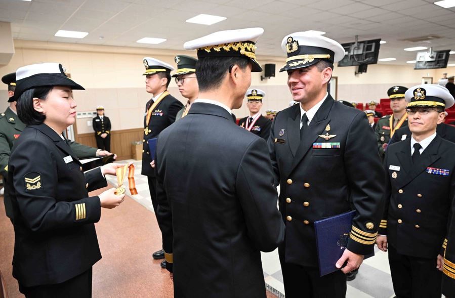 OFICIAL DE LA MARINA DE GUERRA DEL PERÚ CULMINÓ CURSO DE COMANDO Y ESTADO MAYOR EN LA ESCUELA DE GUERRA NAVAL DE COREA 2