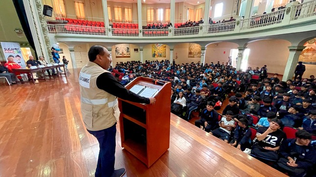 Durante el 2023, más de 60 mil estudiantes de colegios públicos a nivel nacional, recibieron mensajes preventivos en materia de pirotecnia y armas de fuego, en el marco de las Charlas denominadas: ´Sucamec va a tu cole´: Los pirotécnicos y armas no son un juego