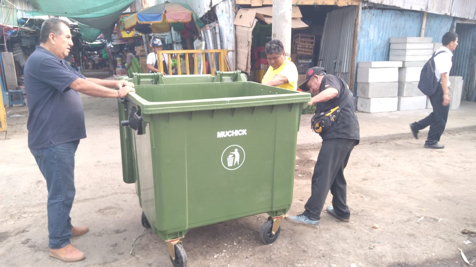 MPP instala nuevos contenedores en el Mercado de Piura
