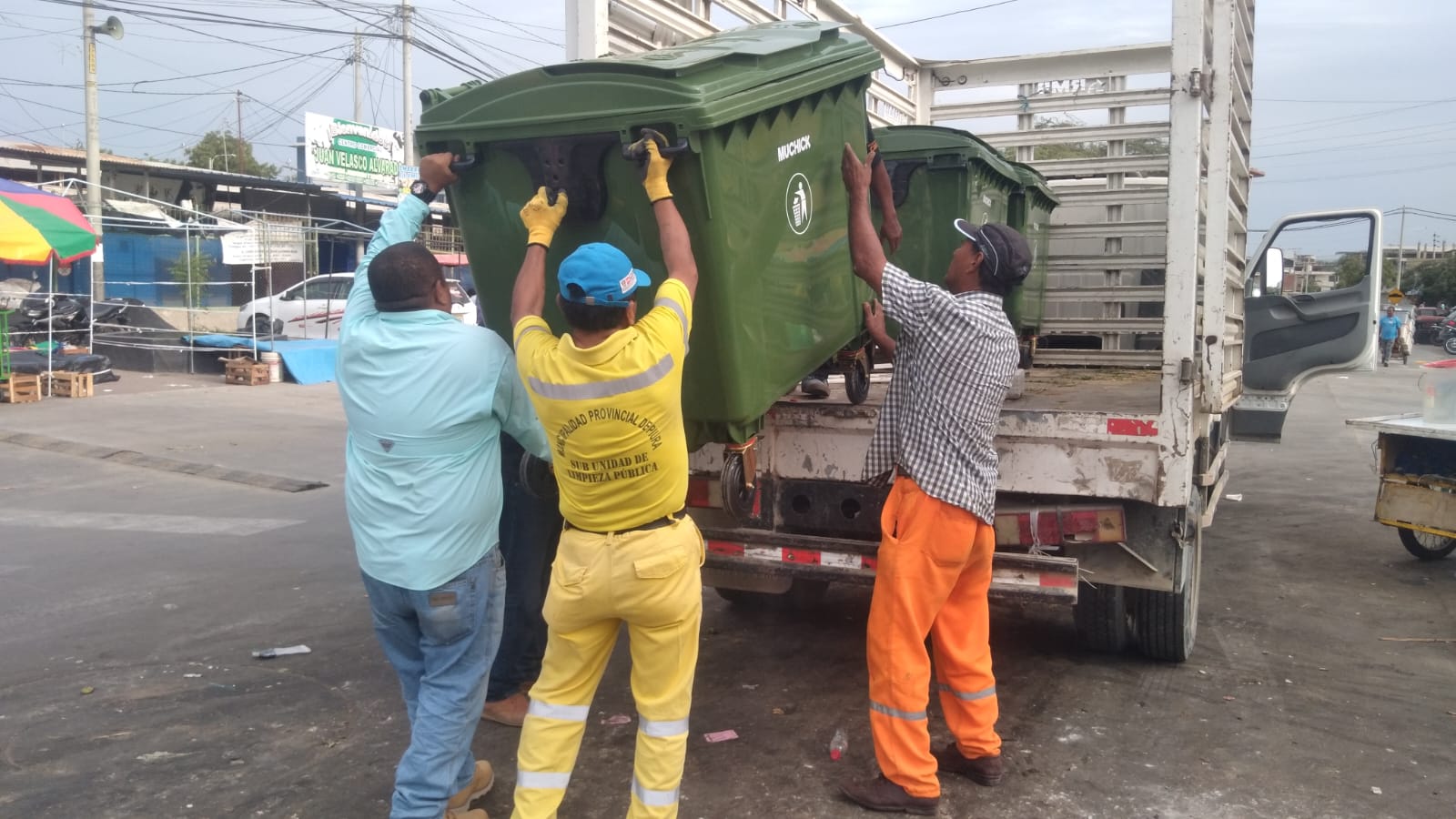 Instalan contenedores de residuos en el mercado central de la ciudad