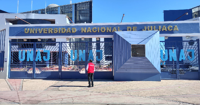 La Contraloría General de la Republica identificó irregularidades en la adquisición de equipos de investigación formativa para el Laboratorio de Biología de la Universidad Nacional de Juliaca. Se evidenció que funcionarios y servidores públicos dieron conformidad y simularon la recepción de cuatro de los doce equipos mencionados, evitando la aplicación de penalidades por mora y pagando la totalidad el monto contractual, otorgándole una ventaja financiera indebida al contratista.