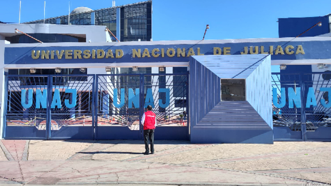 La Contraloría General de la Republica identificó irregularidades en la adquisición de equipos de investigación formativa para el Laboratorio de Biología de la Universidad Nacional de Juliaca. Se evidenció que funcionarios y servidores públicos dieron conformidad y simularon la recepción de cuatro de los doce equipos mencionados, evitando la aplicación de penalidades por mora y pagando la totalidad el monto contractual, otorgándole una ventaja financiera indebida al contratista.