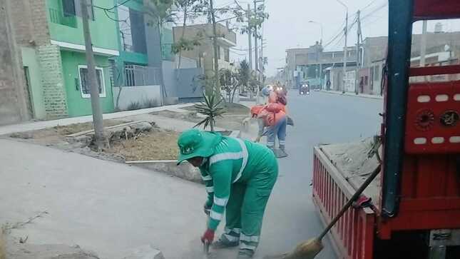 Comuna provincial desarrollo labores de desarenado y barrido en la Av. Los Naturales