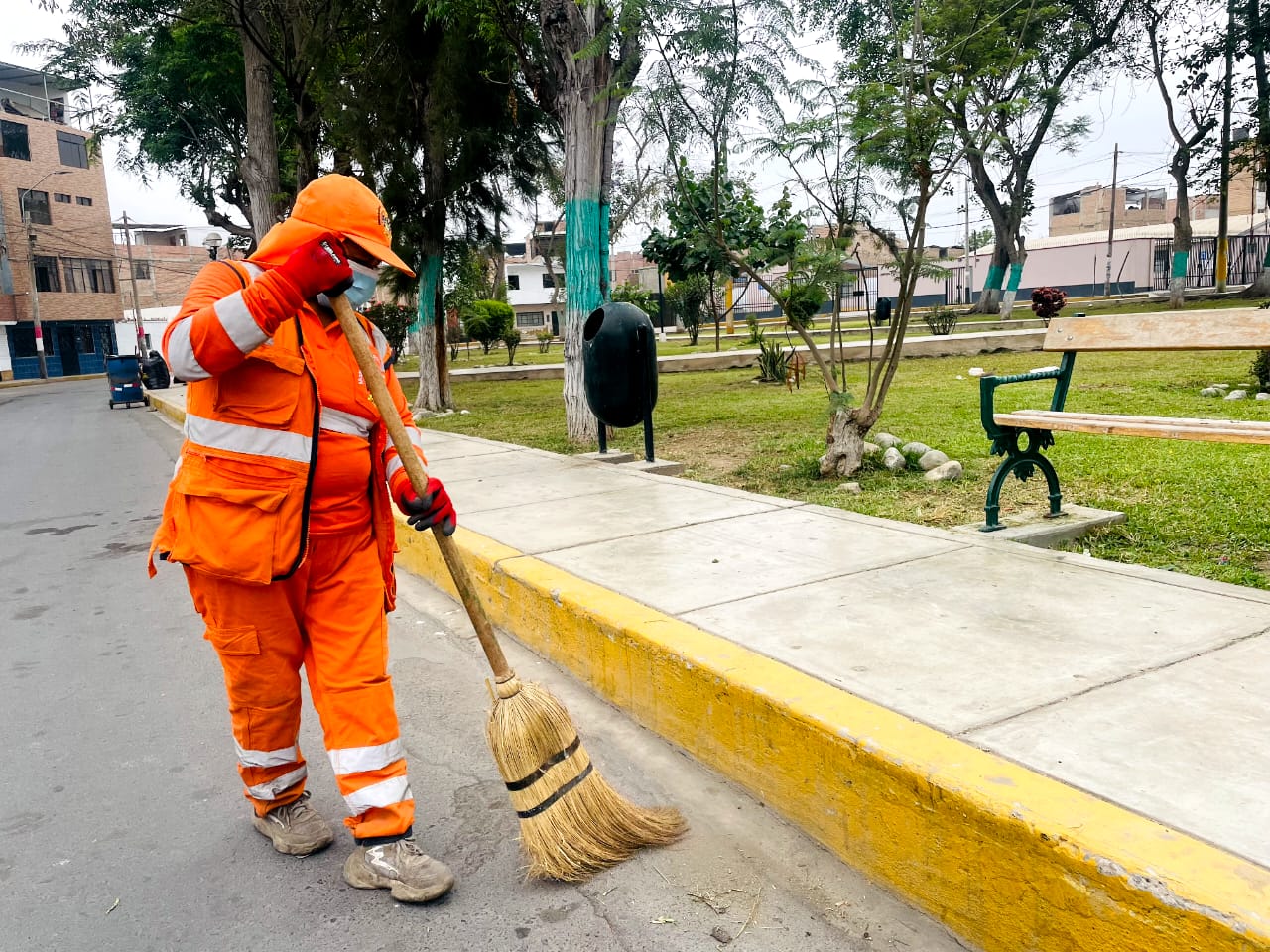 Con el firme propรณsito de preservar el orden y la limpieza en los espacios pรบblicos de la ciudad, desplegรณ un equipo de trabajo para llevar a cabo intensas labores de limpieza y mantenimiento