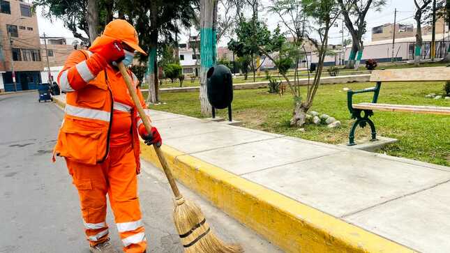 Con el firme propósito de preservar el orden y la limpieza en los espacios públicos de la ciudad, desplegó un equipo de trabajo para llevar a cabo intensas labores de limpieza y mantenimiento