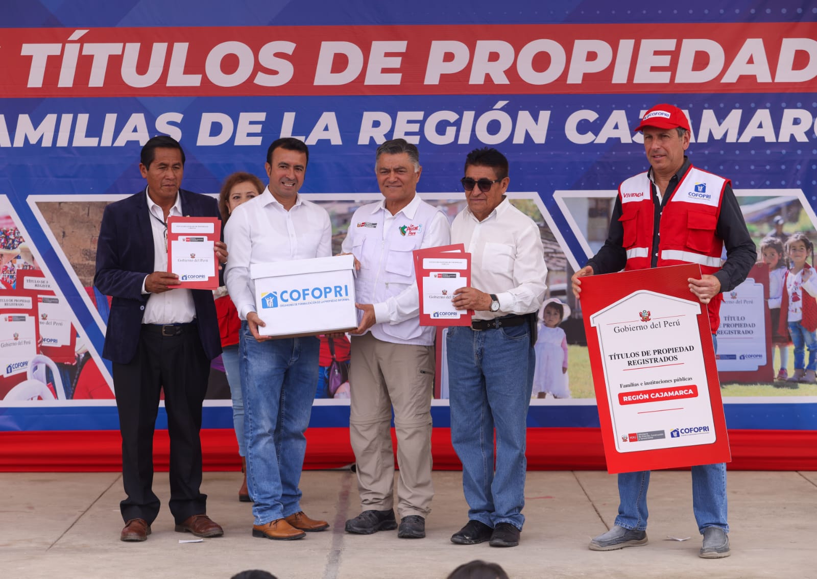 FOTO PRENSA COFOPRI