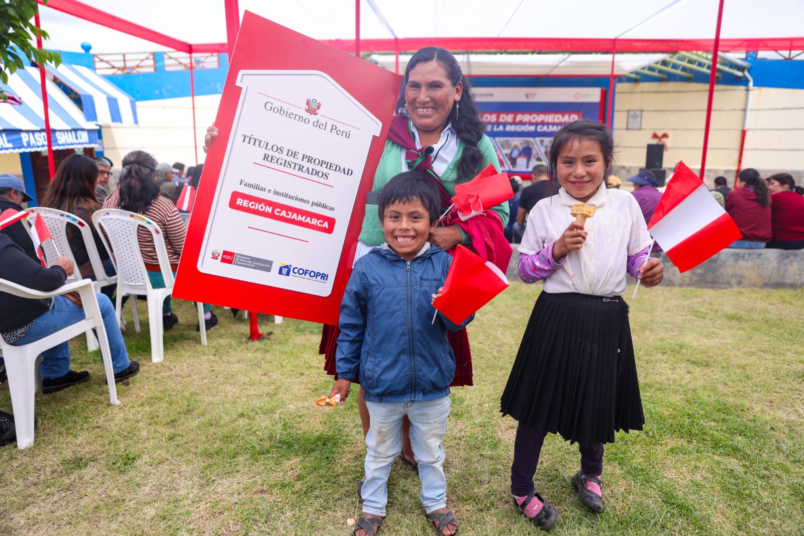 FOTO PRENSA COFOPRI
