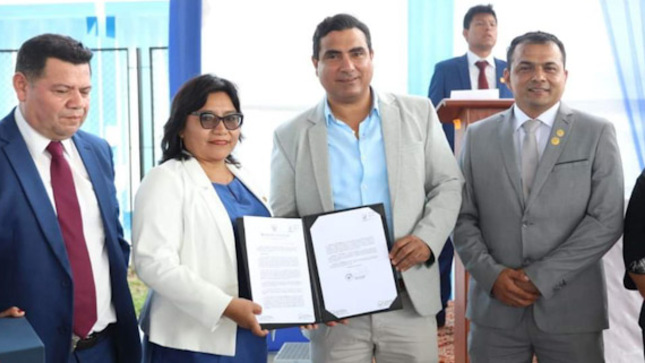 Gobernador oficializa licenciamiento del instituto Ricardo Ramos Plata de Sechura