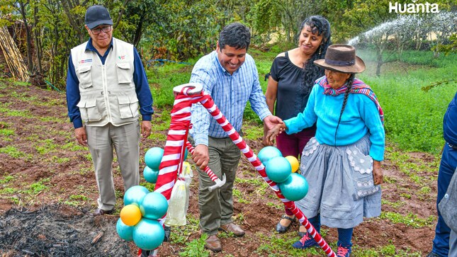 ALCALDE DE HUANTA INAUGURÓ SISTEMA DE RIEGO TECNIFICADO EN LA COMUNIDAD DE UYUVIRCA 