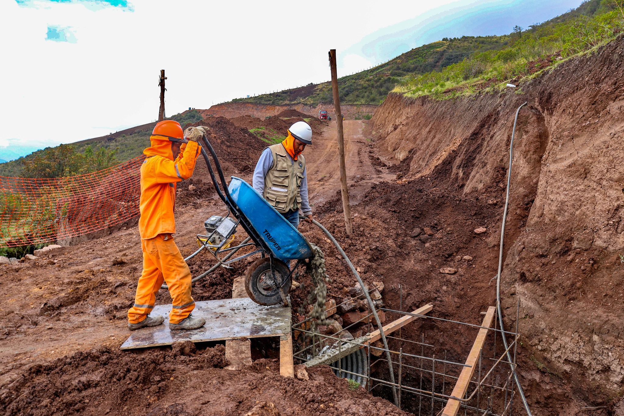 AVANZA LA OBRA CREACIÓN DE CAMINO VECINAL DE LOS SECTORES DE CALVARIO PAMPA A TANTARNIYOCC